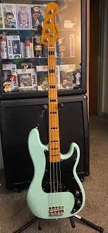 Limited-Edition Classic Vibe '70s Precision Bass Surf Green