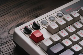 8BitDo Retro Mechanical Keyboard (Fami Edition)